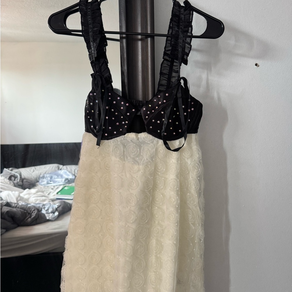 Elegant Black and White Lace Nightgown